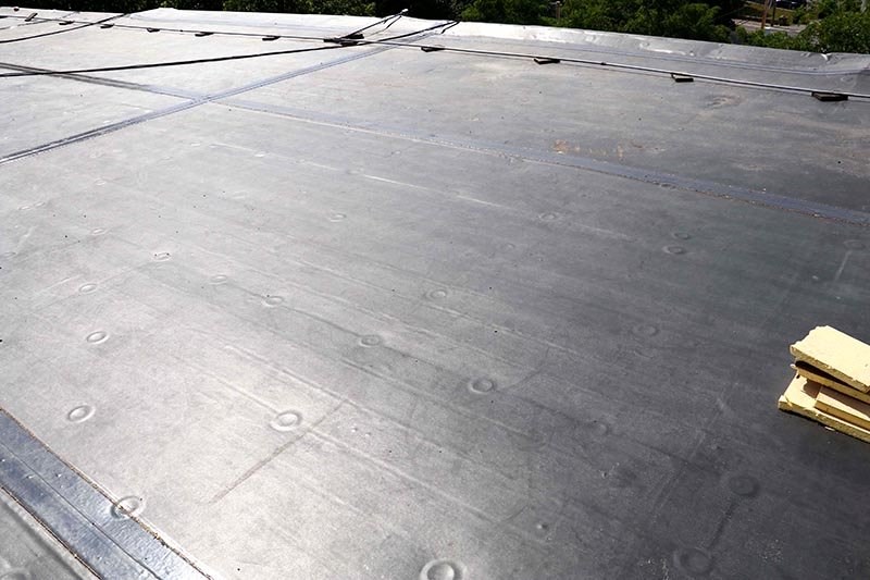 Modified bitumen flat roof installation